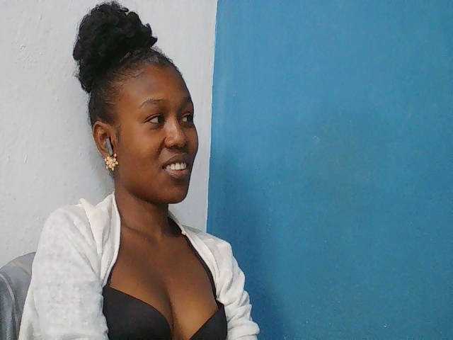 Zinah1 live cam on BongaCams