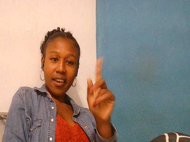 Zinah1 live cam on BongaCams
