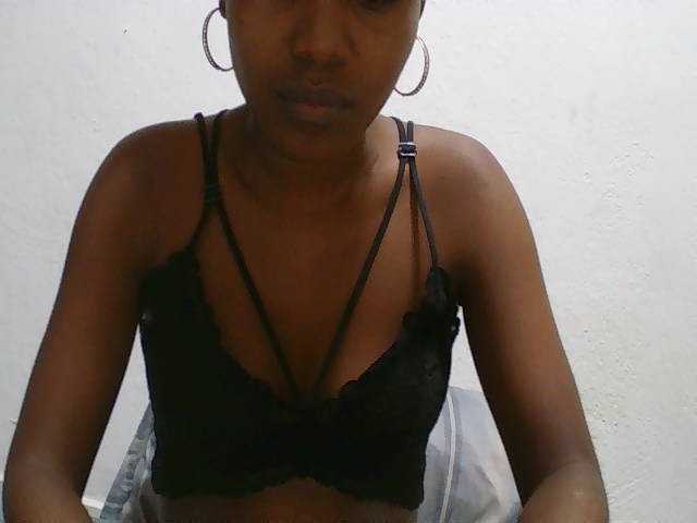 Zinah1 live cam on BongaCams