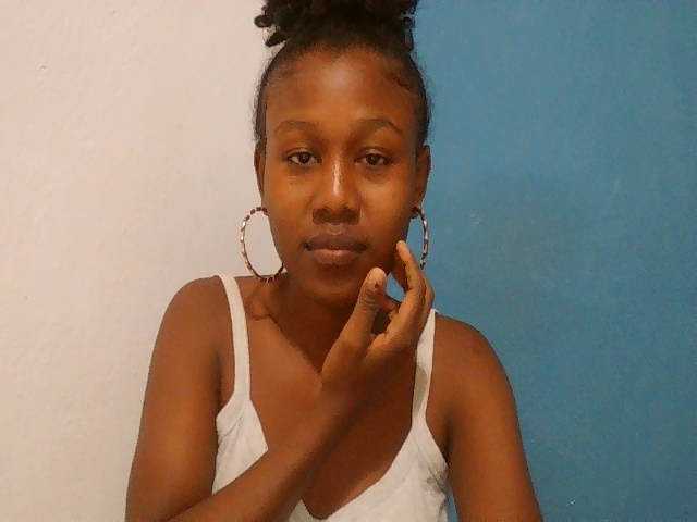 Zinah1 live cam on BongaCams