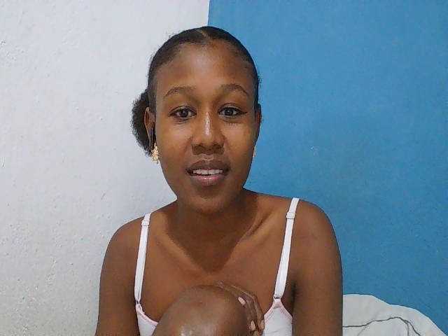 Zinah1 live cam on BongaCams