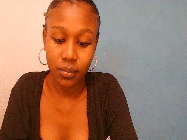 Zinah1 live cam on BongaCams