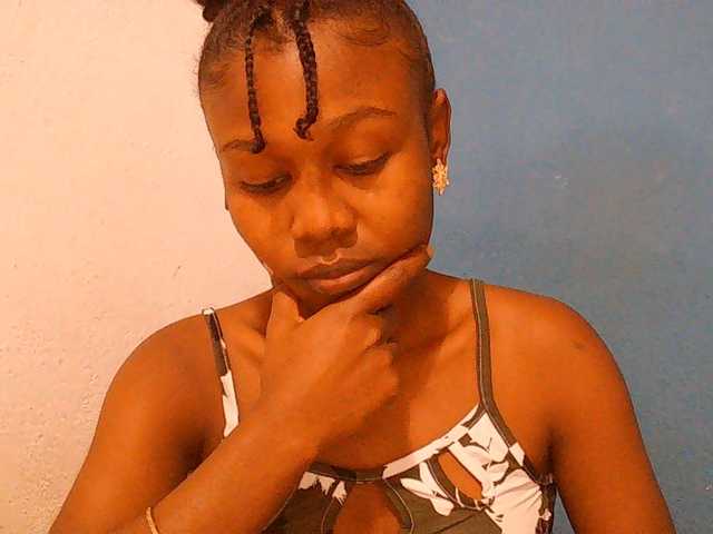 Zinah1 live cam on BongaCams