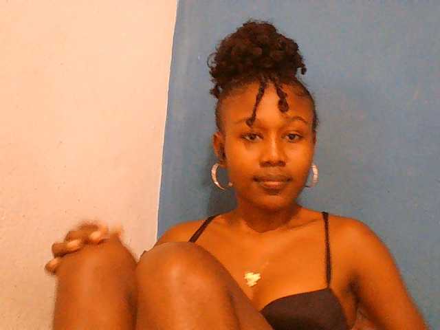 Zinah1 live cam on BongaCams
