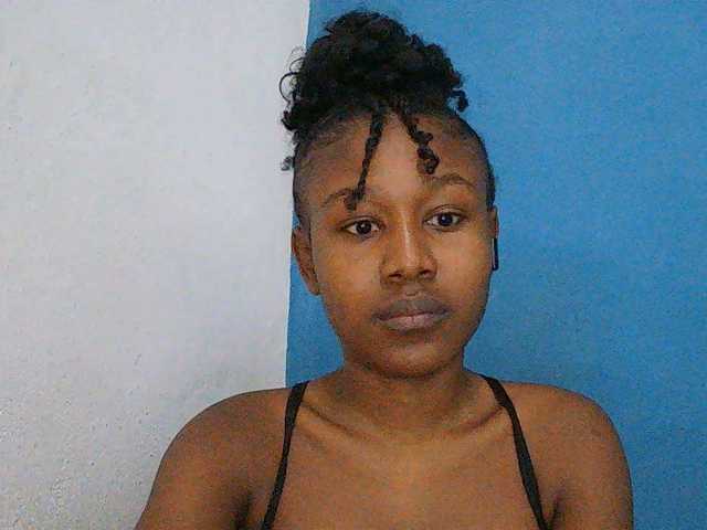 Zinah1 live cam on BongaCams