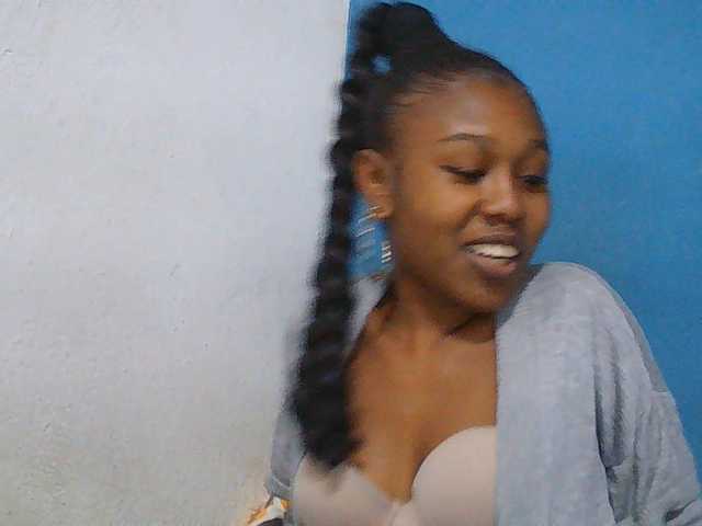 Zinah1 live cam on BongaCams