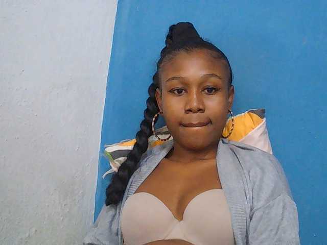 Zinah1 live webcam show