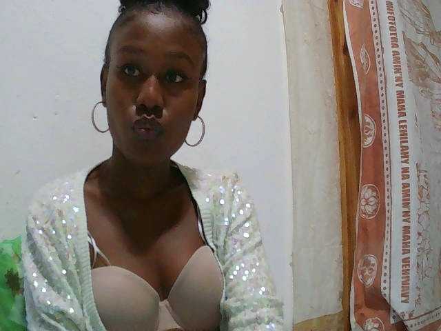 Zinah1 live cam on BongaCams