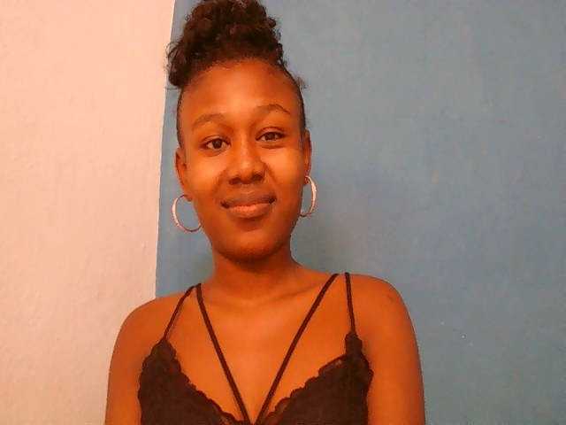 Zinah1 live cam on BongaCams