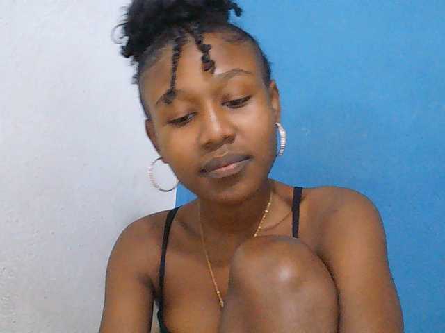 Zinah1 live cam on BongaCams