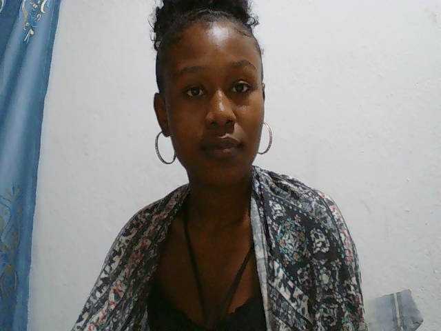 Zinah1 live cam on BongaCams