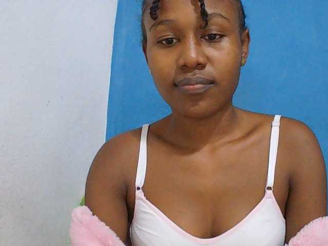 Zinah1 live cam on BongaCams