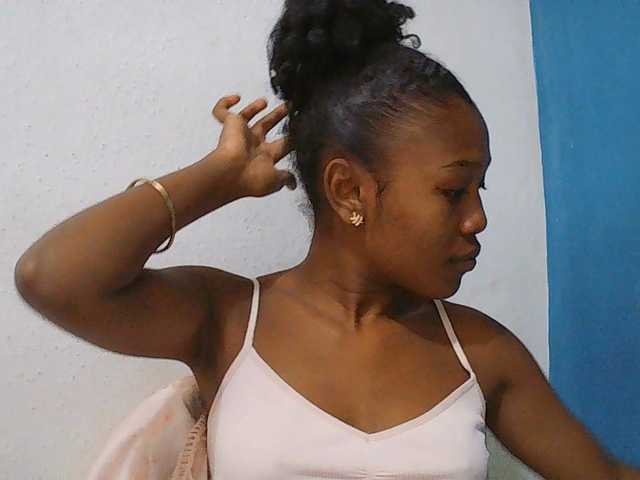 Zinah1 live cam on BongaCams