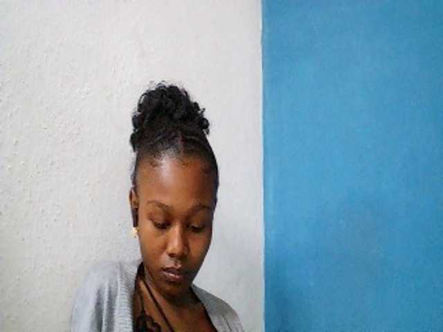 Zinah1 live webcam show