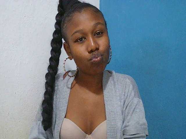 Zinah1 live webcam show