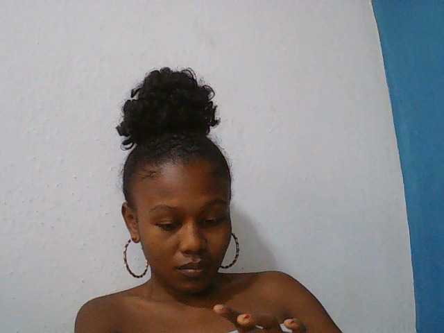 Zinah1 live cam on BongaCams