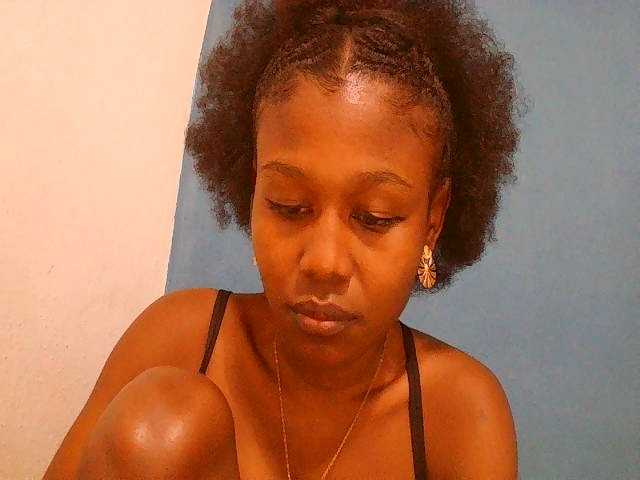 Zinah1 live cam on BongaCams