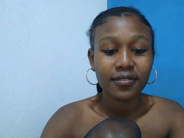 Zinah1 live cam on BongaCams