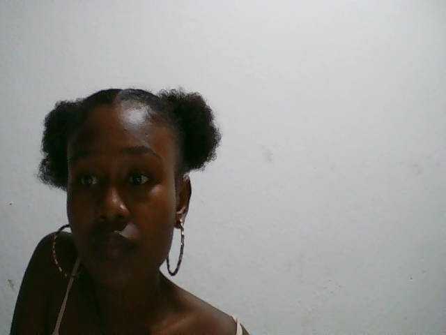 Zinah1 live cam on BongaCams