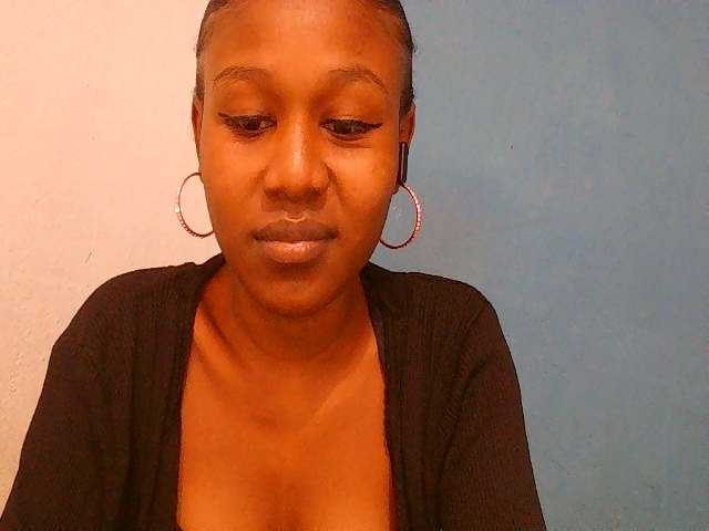 Zinah1 live cam on BongaCams