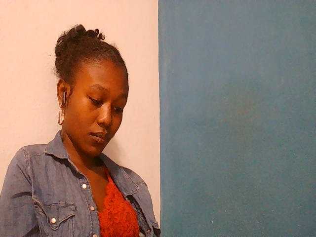 Zinah1 live cam on BongaCams
