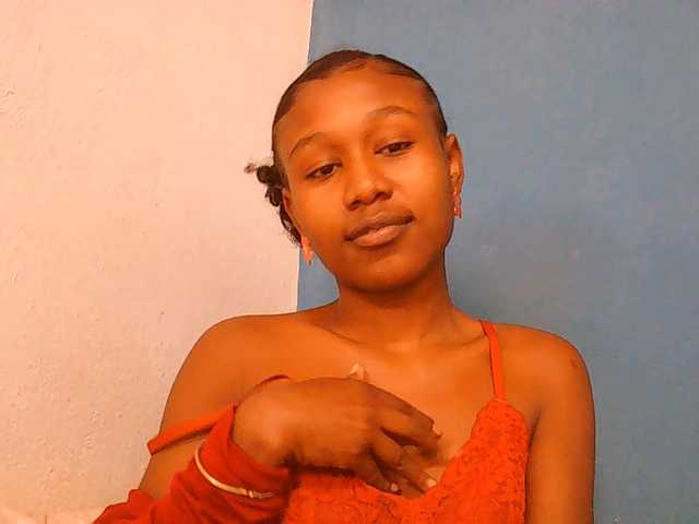 Zinah1 live cam on BongaCams