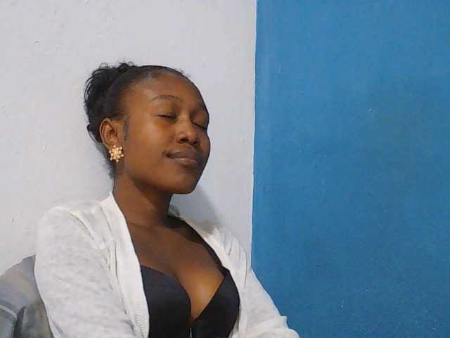 Zinah1 live cam on BongaCams