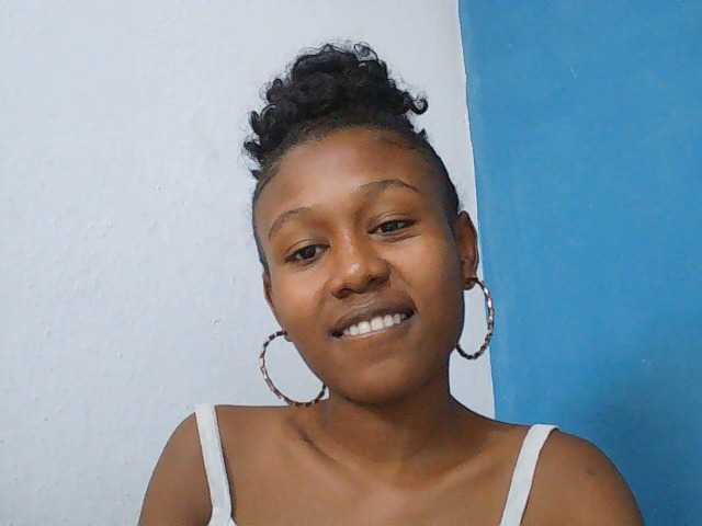 Zinah1 live cam on BongaCams