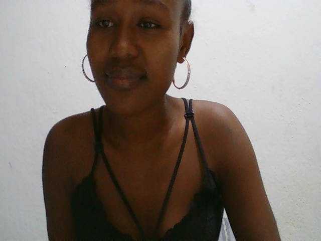 Zinah1 live cam on BongaCams