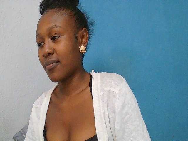 Zinah1 live cam on BongaCams