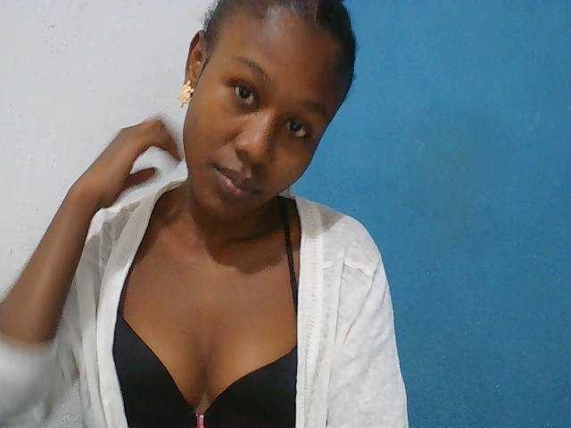 Zinah1 live cam on BongaCams