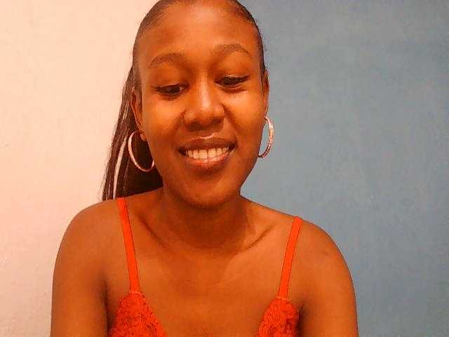 Zinah1 live cam on BongaCams