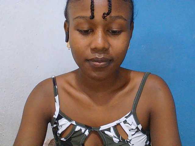 Zinah1 live cam on BongaCams