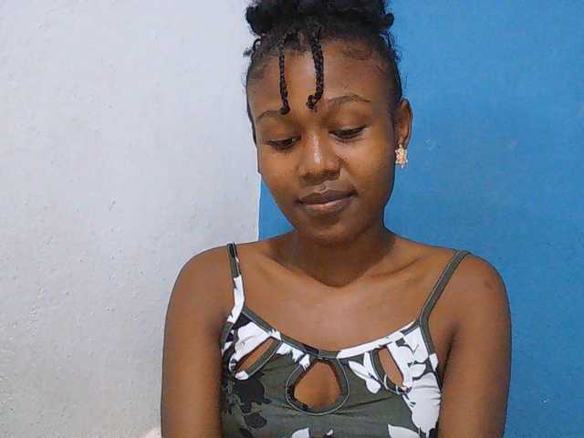 Zinah1 live cam on BongaCams