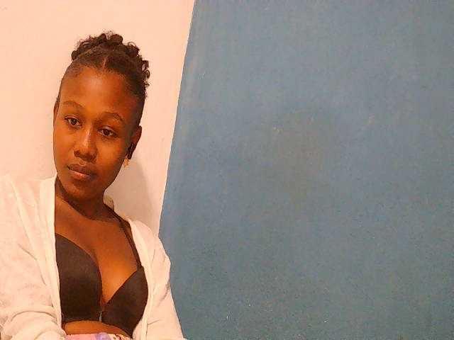 Zinah1 live cam on BongaCams