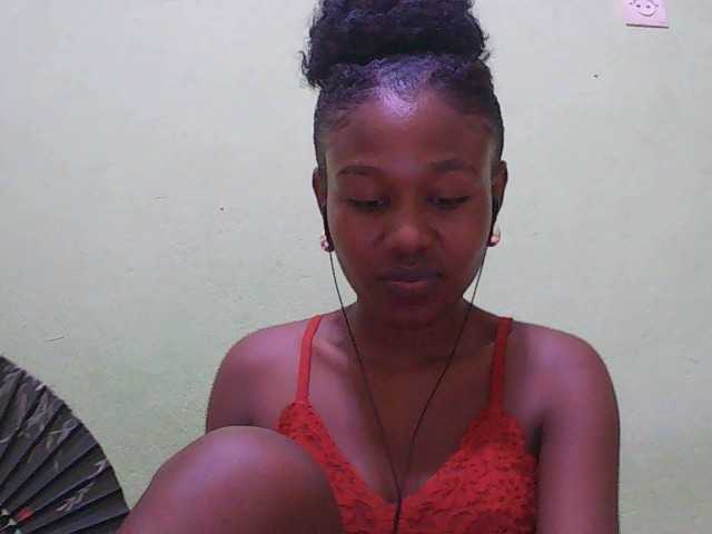 Zinah1 webcam bongacams model stream image