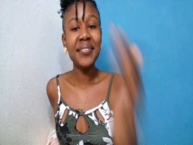 Zinah1 live cam on BongaCams
