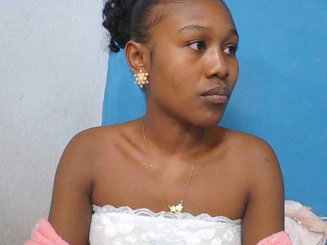 Zinah1 live cam on BongaCams