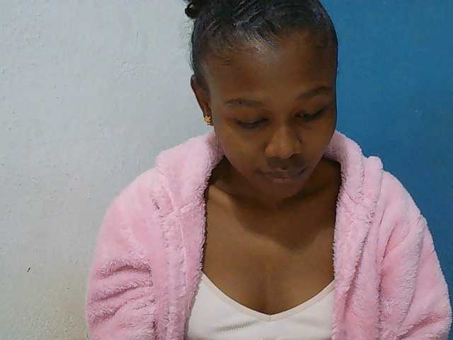 Zinah1 live cam on BongaCams