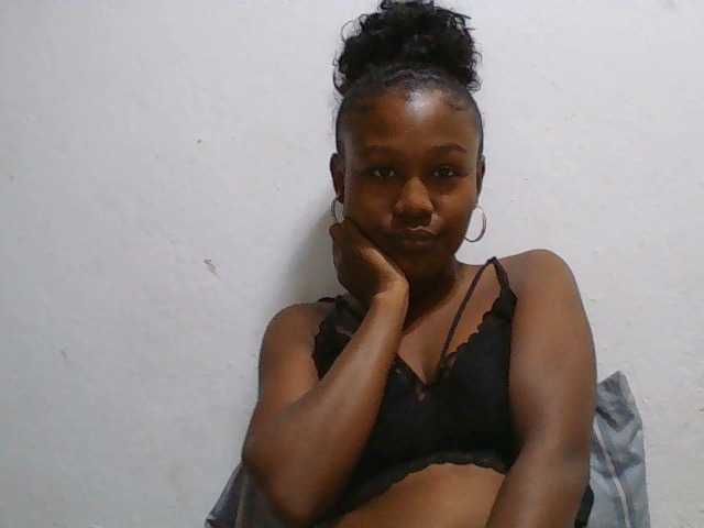 Zinah1 live cam on BongaCams