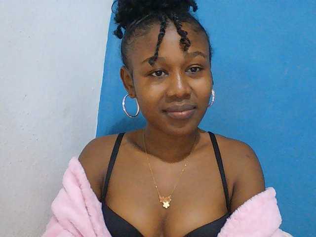 Zinah1 live cam on BongaCams
