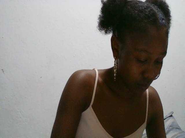 Zinah1 live cam on BongaCams