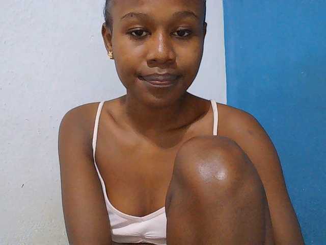 Zinah1 live cam on BongaCams