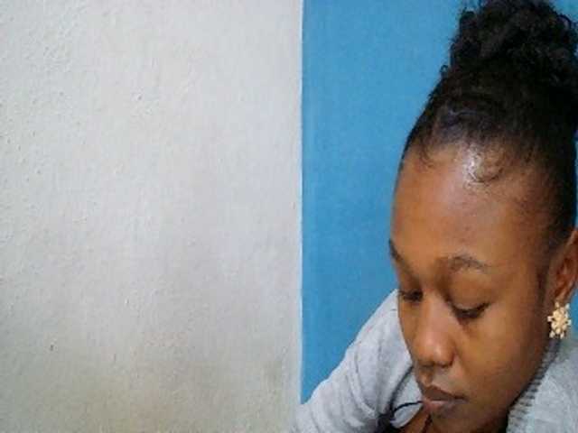 Zinah1 live cam on BongaCams