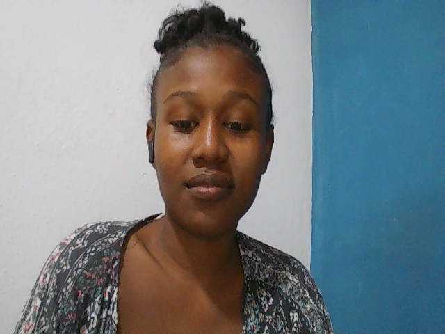 Zinah1 live cam on BongaCams