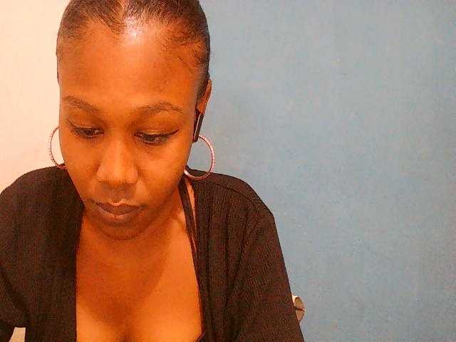 Zinah1 live cam on BongaCams