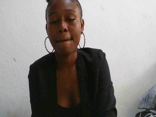 Zinah1 live cam on BongaCams