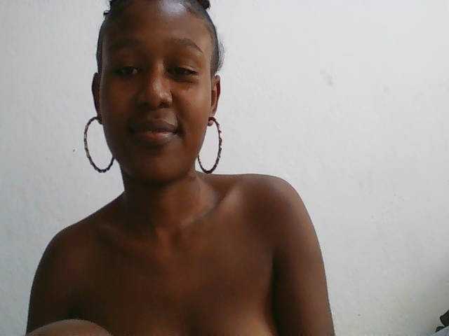 Zinah1 live cam on BongaCams