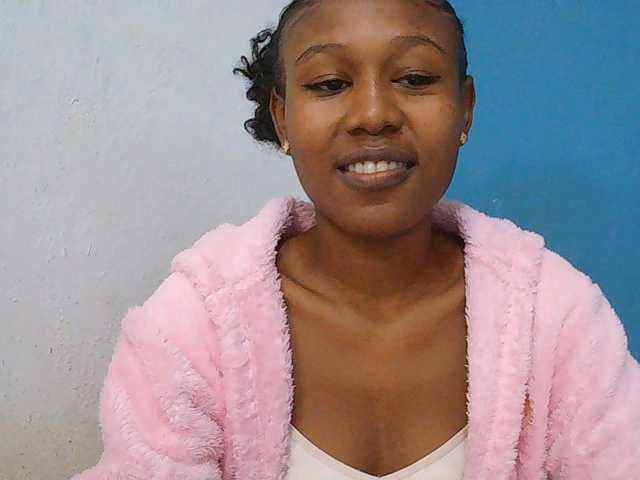 Zinah1 live cam on BongaCams