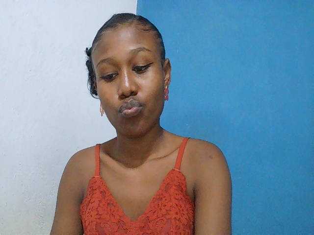 Zinah1 live cam on BongaCams